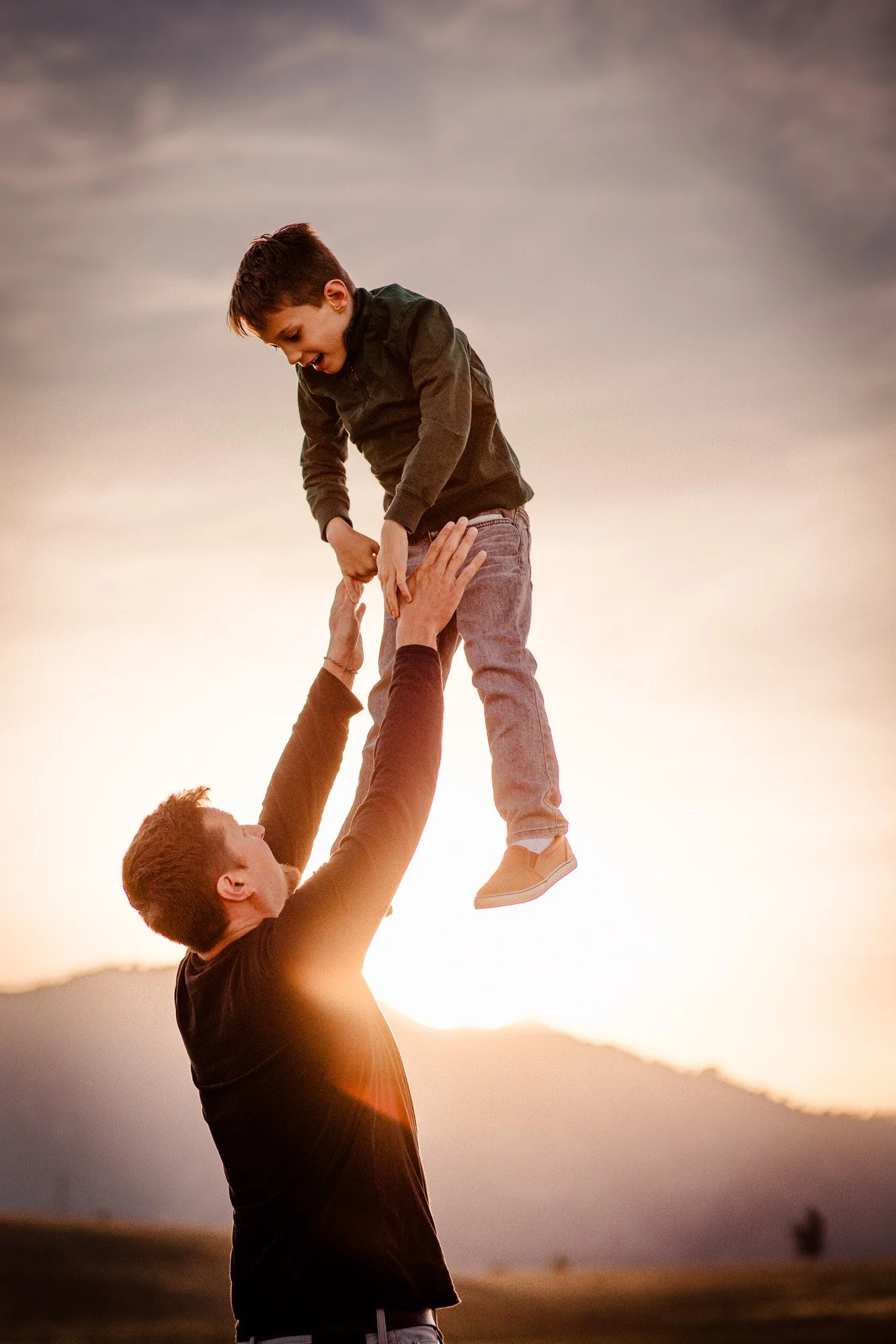 A joyful family photoshoot at Flatirons Vista in Boulder, CO. This outdoor session captured genuine laughter and love with the majestic Flatirons in the background—ideal for families looking to create timeless memories.