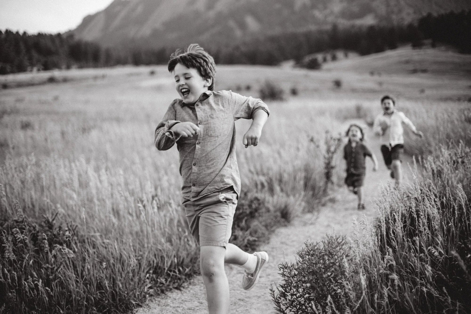 A joyful family photoshoot at Buckingham Park in Boulder, CO. This outdoor session captured genuine laughter and fall vibes—ideal for families looking to create timeless memories.
