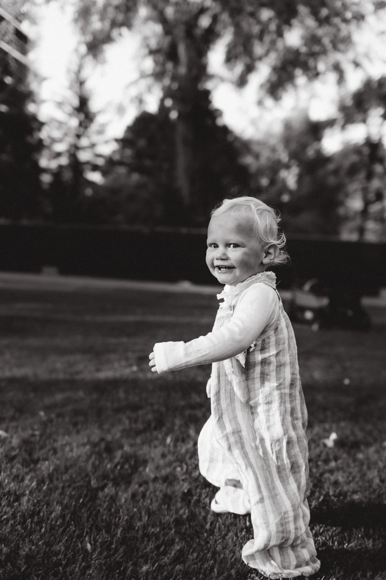 A joyful family photoshoot at the University of Colorado in Boulder, CO. This outdoor session captured genuine laughter and fall vibes—ideal for families looking to create timeless memories.