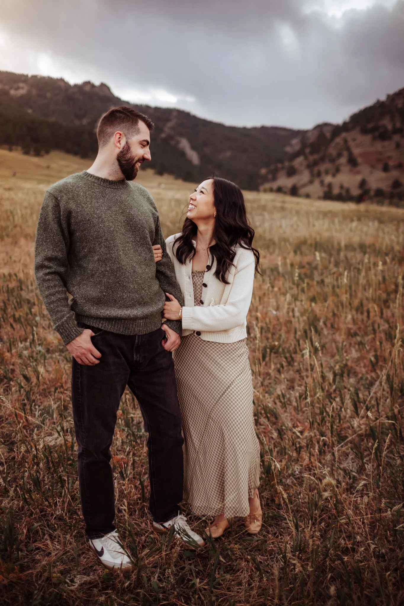 Julie and Matt’s playful fall engagement session at Chautauqua Park in Boulder, CO captures beautiful moments with the iconic Flatirons as a backdrop. Discover why this location is perfect for outdoor engagement photos!