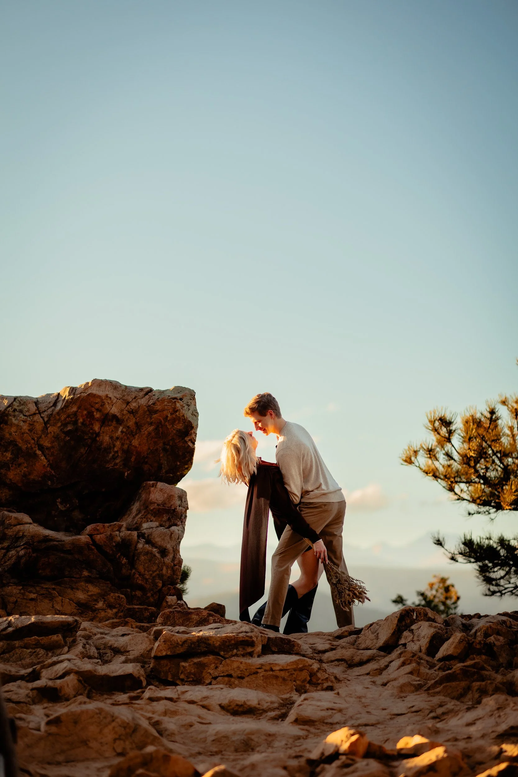 Stylish engagement session with dried flower bouquet at Lost Gulch Overlook