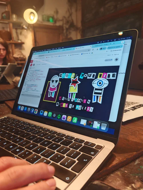 Close up on a computer screen during one of Jocelyn's sessions, with a colorful game screen and the words 'Choose your vibe'