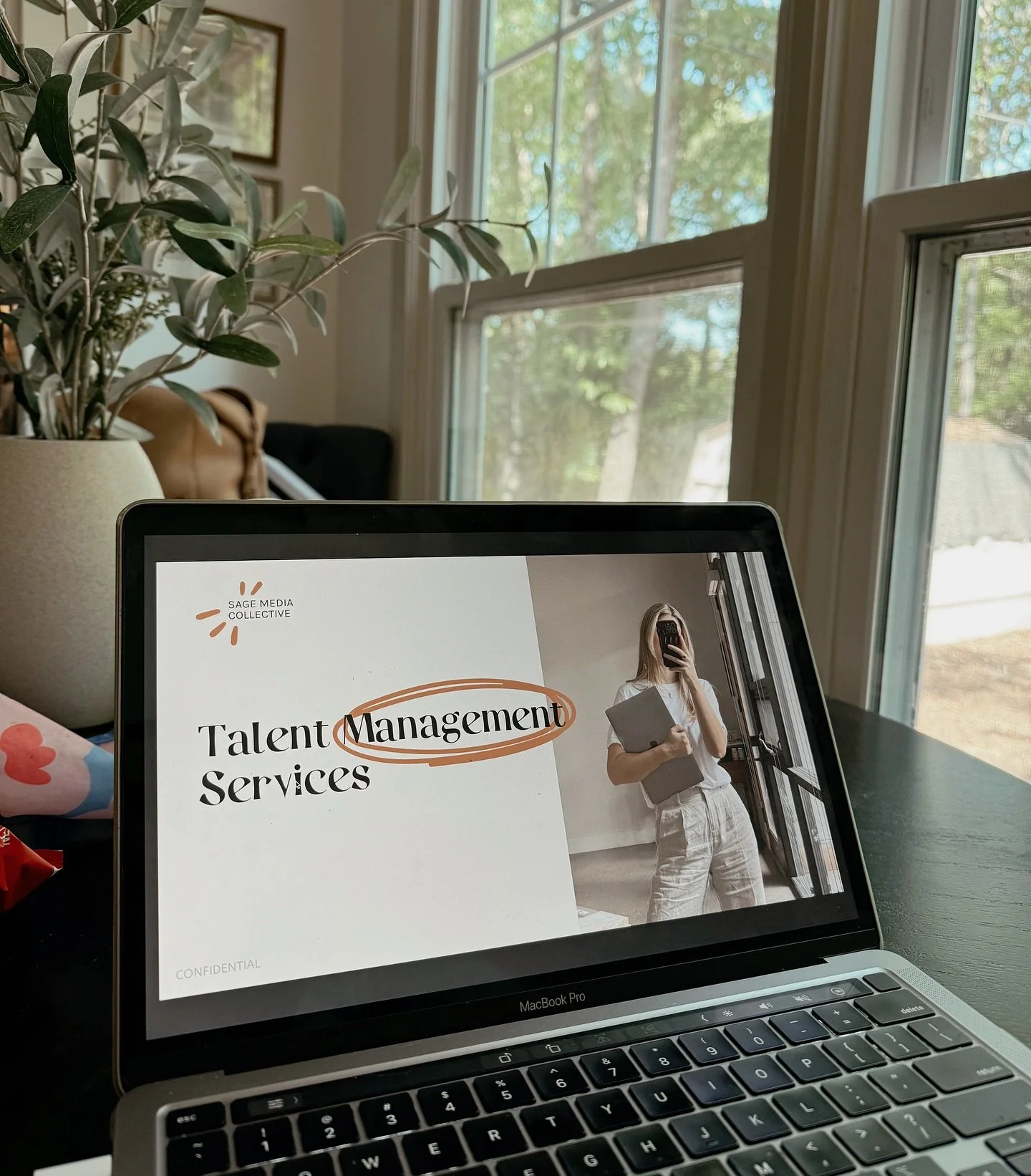 A great day is when we get to chat with our IRL (influencer) friends about our management services. Our new info deck is looking fab and we are so excited about bringing in new talent! ❤️ 

If you&rsquo;re a creator looking for help negotiating brand