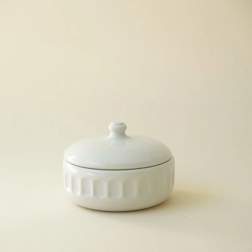 832 lidded jar