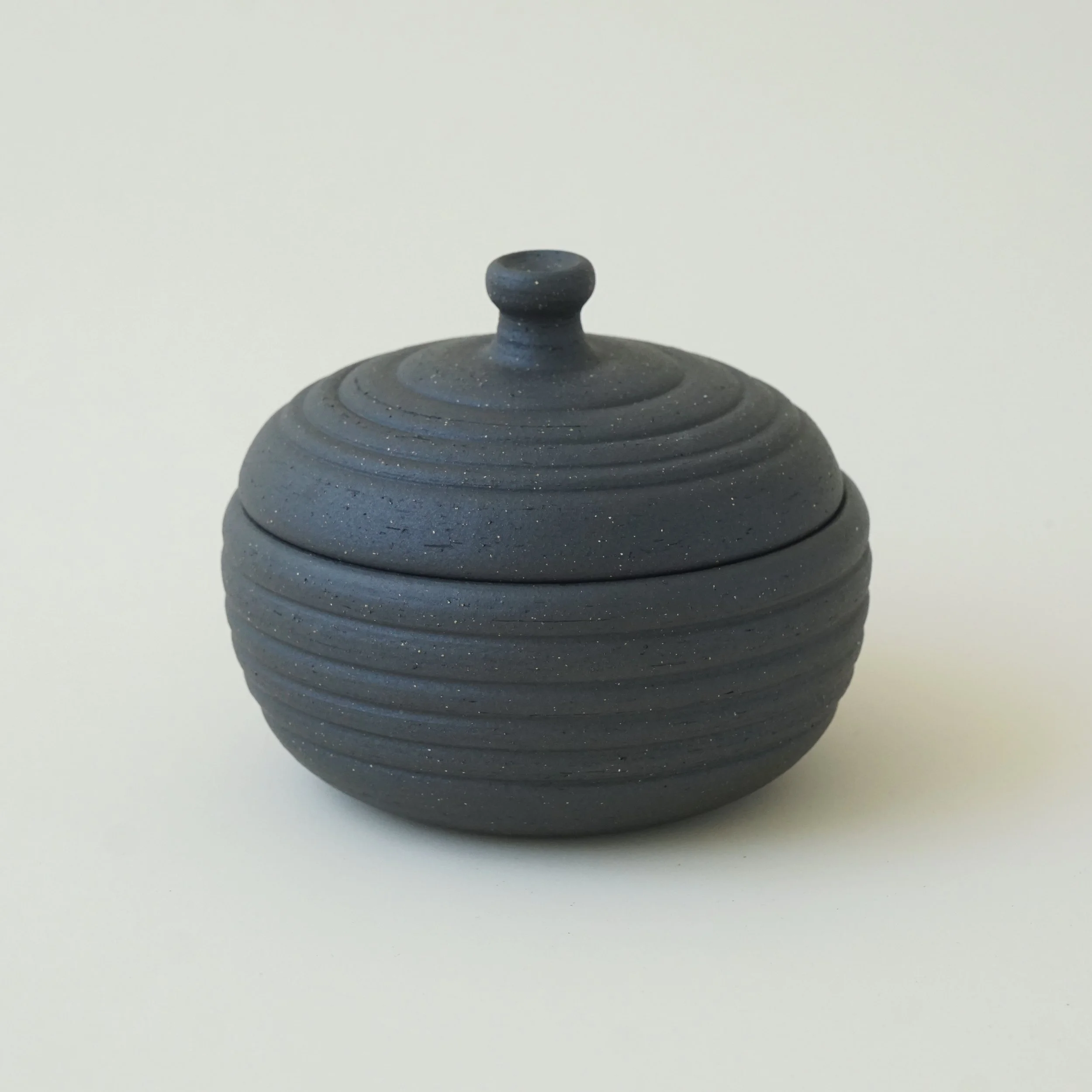 922 lidded jar