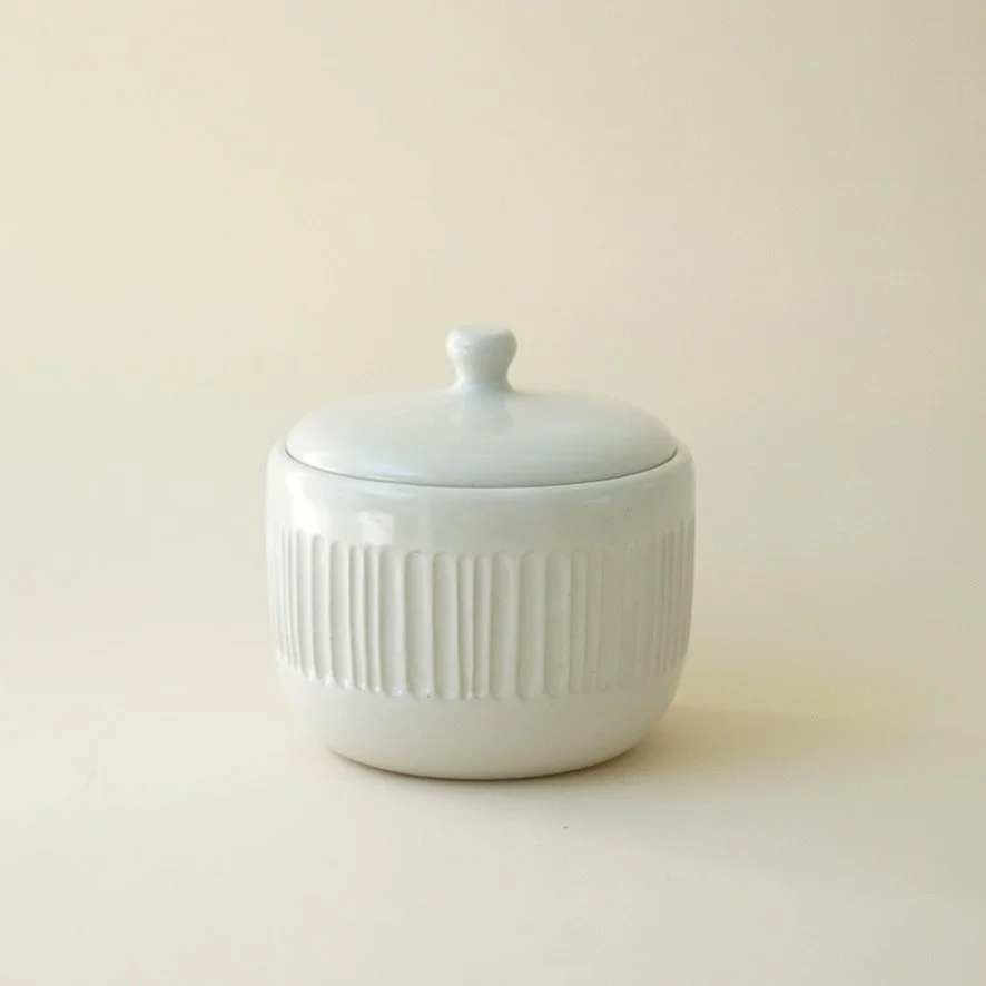 879 lidded jar
