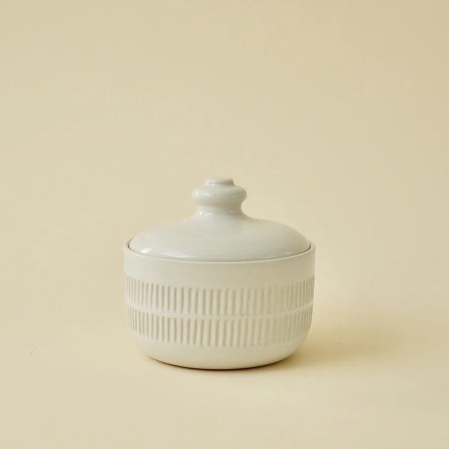 880 lidded jar