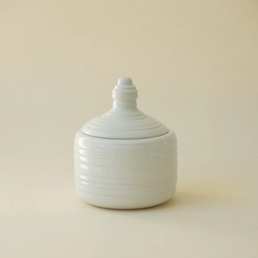 829 lidded jar
