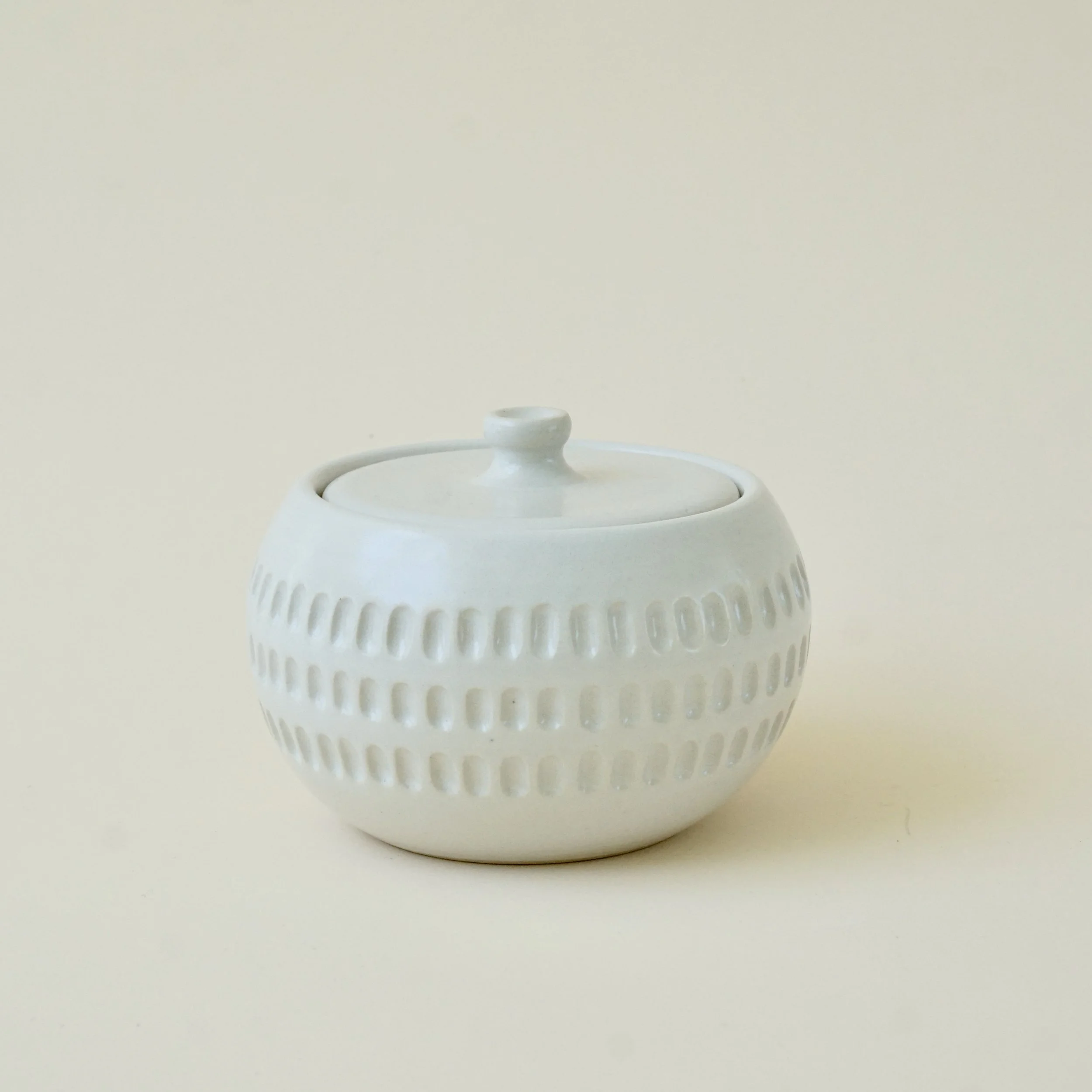 912 lidded jar