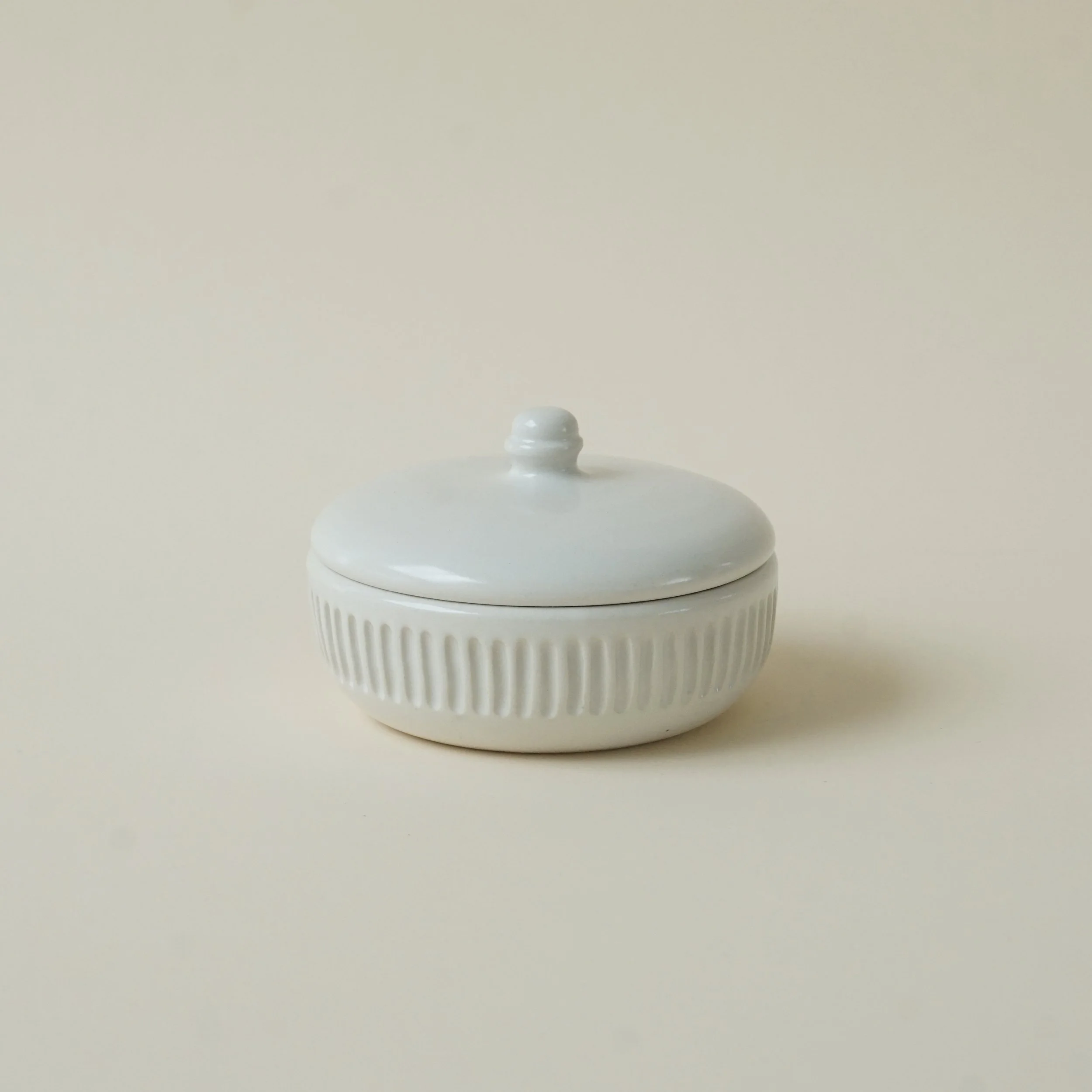 965 lidded jar