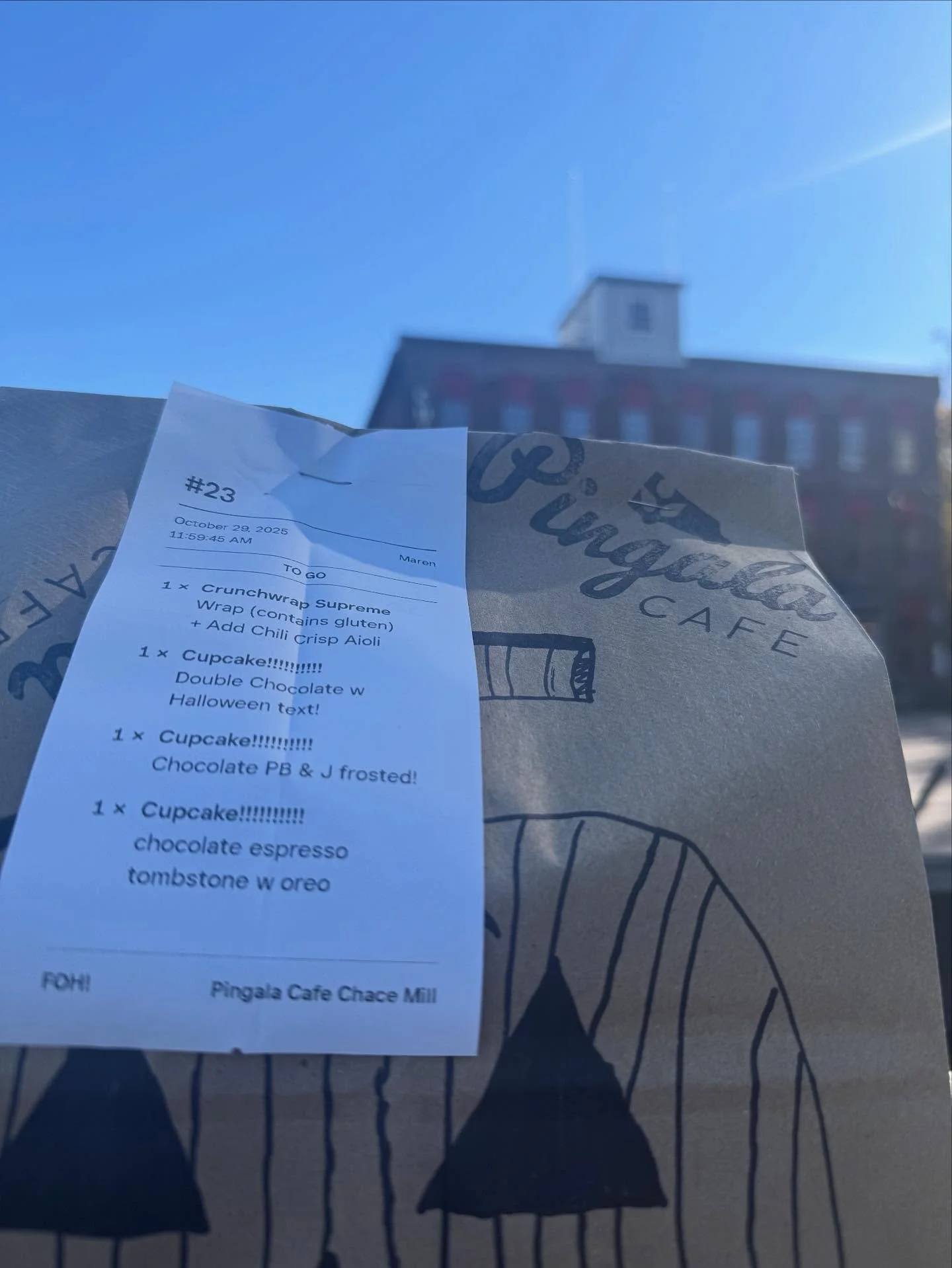 Love how @pingalacafe understands how exciting it is to get a cupcake. 💚