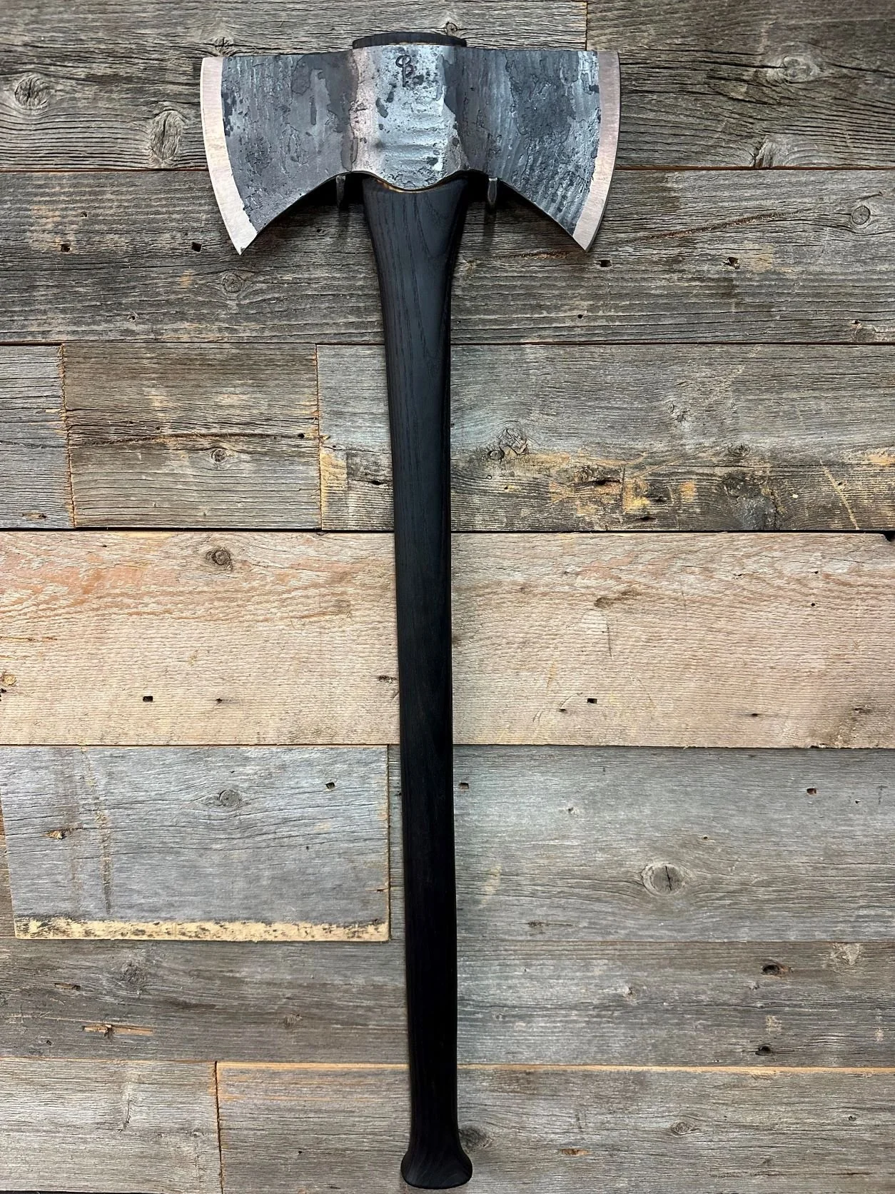 AX124 - Hache viking à deux fers