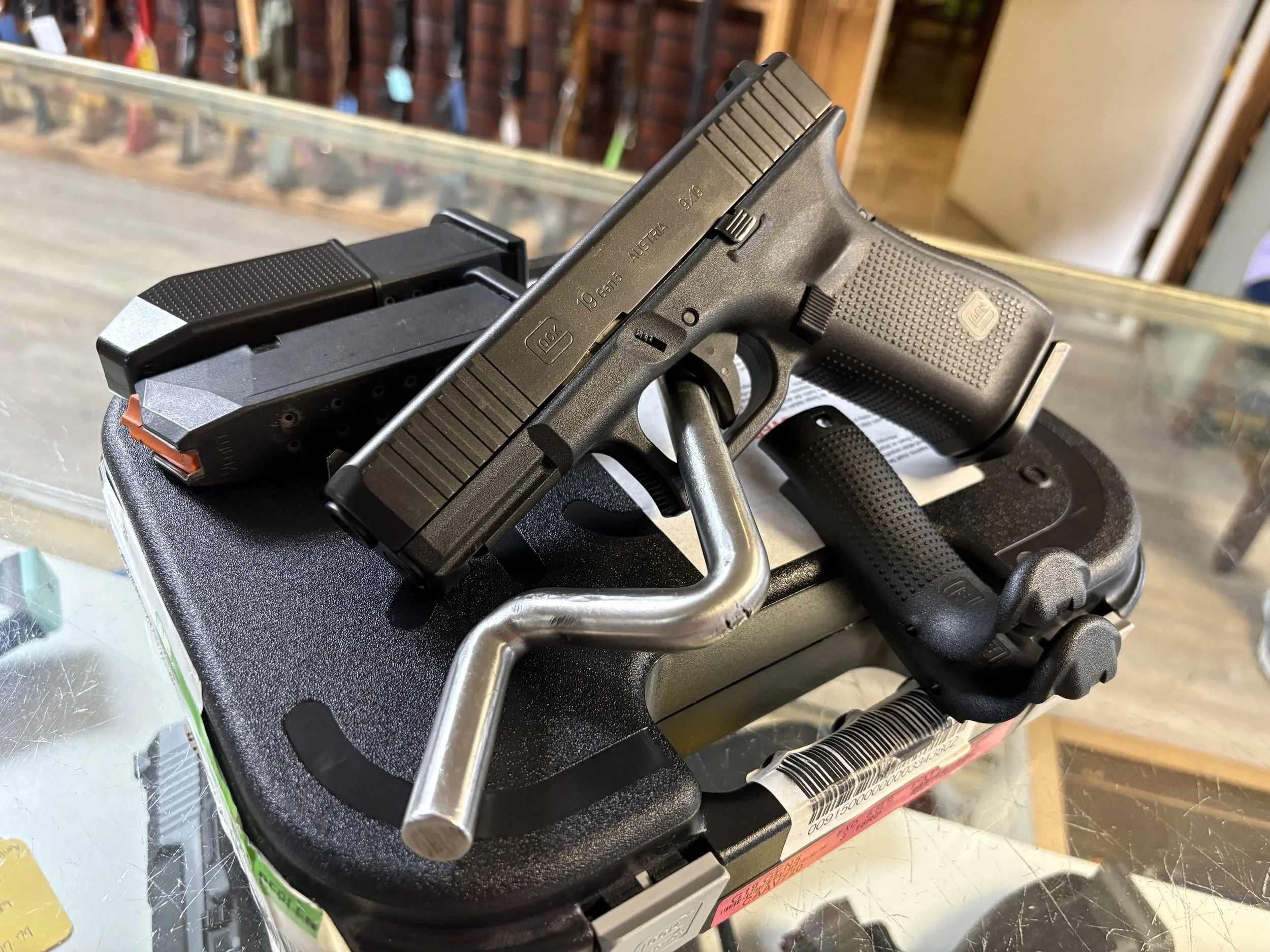 Glock 19 Gen 5 2 mags factory case