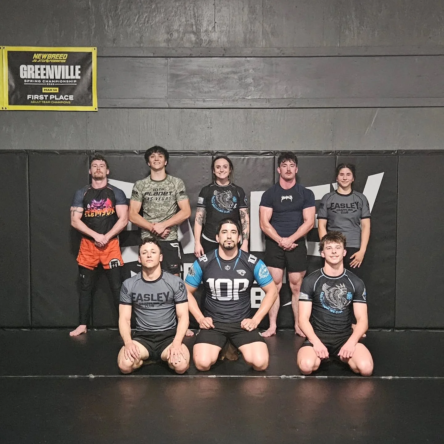 Tuesday Night Rolls ✔️

Join us again tomorrow for:
-6:00 PM Jiu-Jitsu Fundamentals 
-7:00 PM Mixed Level Jiu-Jitsu 
-8:30 PM Club Wrestling
.
.
.
.
#EGC #EasleyGrapplingClub #NoGi #JiuJitsu #Wrestling
