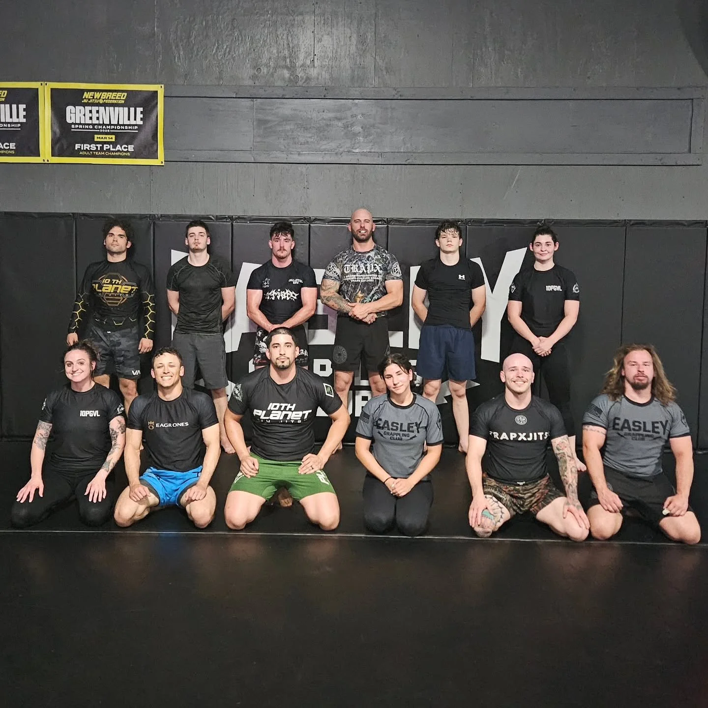 Working on your top pressure? 
"Just think heavy thoughts." -@julia_grace.4 😅

Join us tomorrow for:
-6:00 AM Mixed Level Jiu-Jitsu 
-7:00 PM Mixed Level Jiu-Jitsu 
.
.
.
.
#EGC #EasleyGrapplingClub #NoGi #JiuJitsu #Wrestling