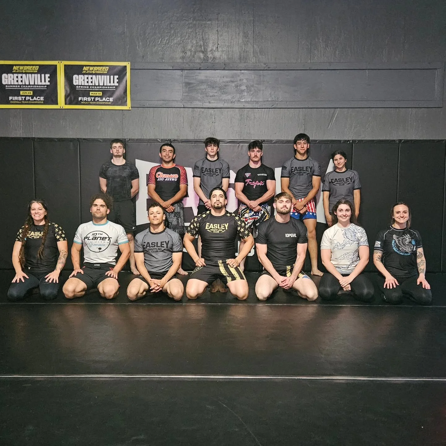 Working some new techniques at the Club!

Be sure to get to class tomorrow! 
-6:00 AM Mixed Level Jiu-Jitsu 
-7:00 PM Mixed Level Jiu-Jitsu 
.
.
.
.
#EGC #EasleyGrapplingClub #NoGi #JiuJitsu #Wrestling