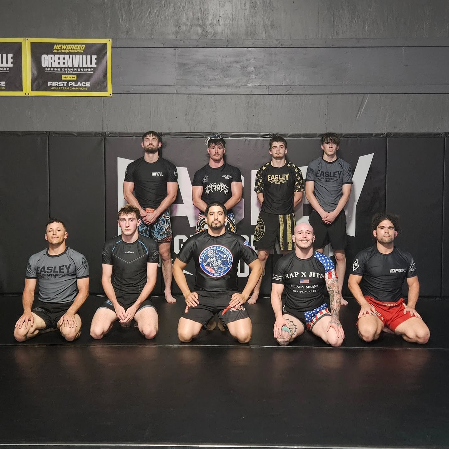 Hump Day rolls at the Club ✔️

Back at it tomorrow: 
-6:00 AM Mixed Level Jiu-Jitsu 
-7:00 PM Mixed Level Jiu-Jitsu 
.
.
.
.
#EGC #EasleyGrapplingClub #NoGi #JiuJitsu #Wrestling