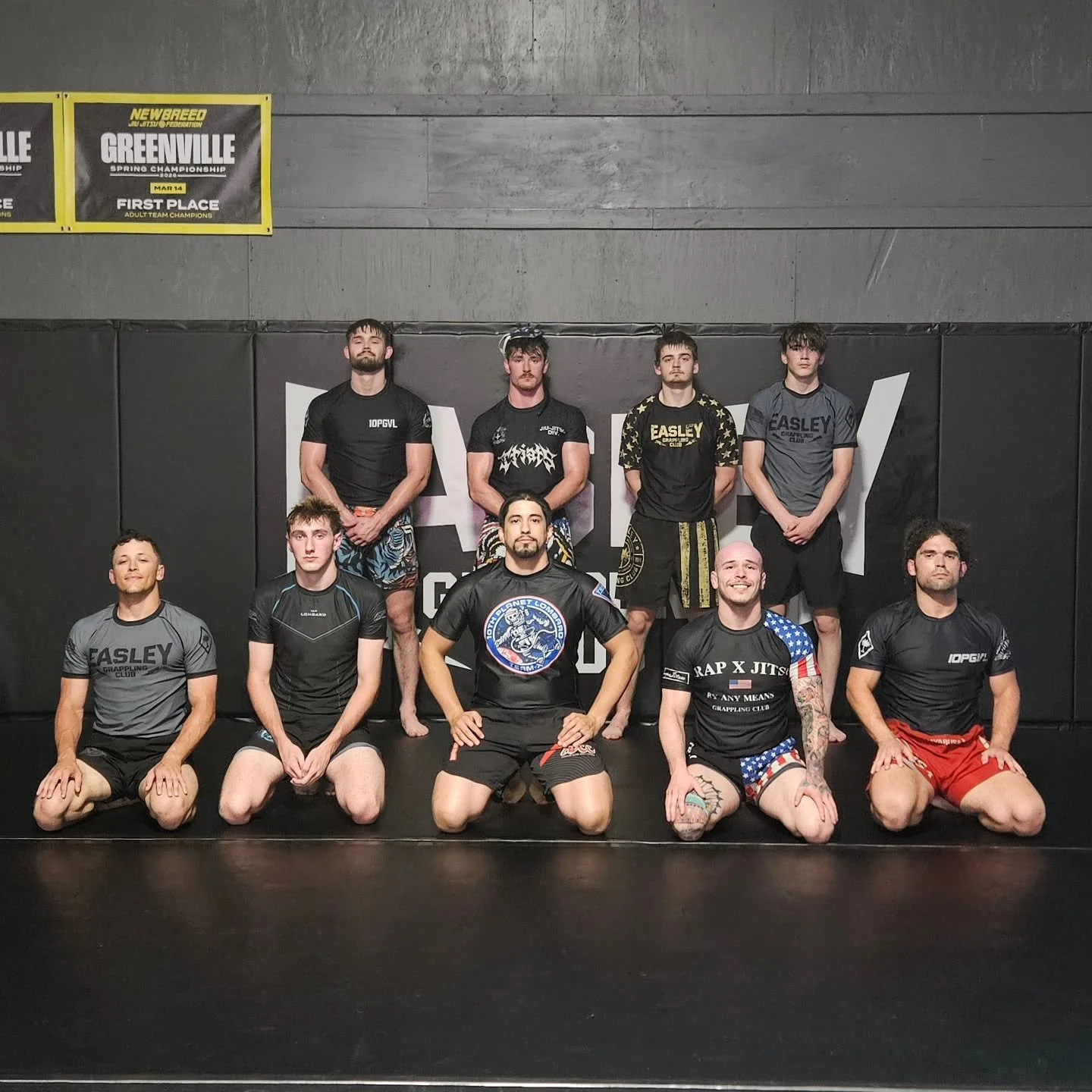 Hump Day rolls at the Club ✔️

Back at it tomorrow: 
-6:00 AM Mixed Level Jiu-Jitsu 
-7:00 PM Mixed Level Jiu-Jitsu 
.
.
.
.
#EGC #EasleyGrapplingClub #NoGi #JiuJitsu #Wrestling