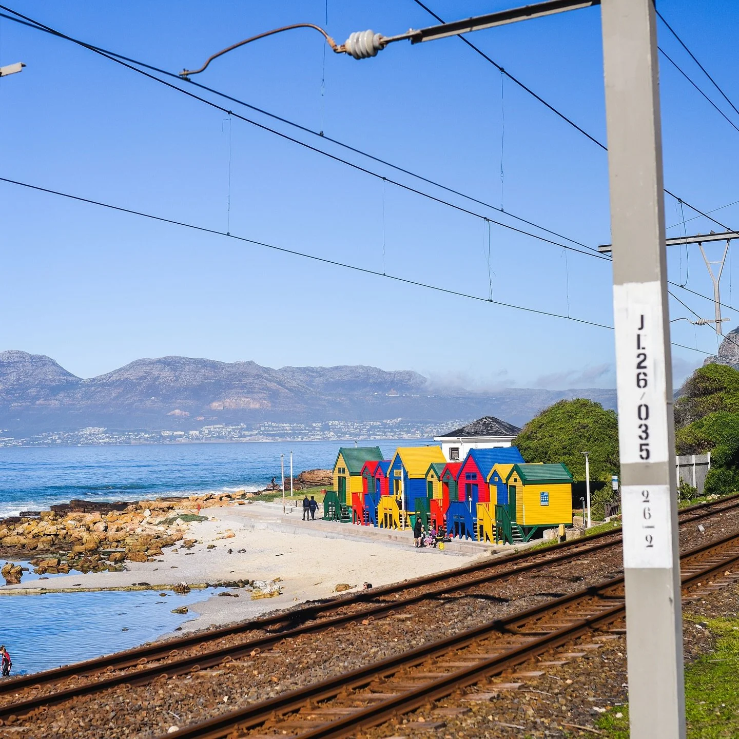 Chasing horizons where two oceans meet &mdash; from Chapman&rsquo;s Peak to Cape Point, every turn is a postcard. Discover the magic of the Cape Peninsula with #onedayafrica

📸 : @marlowphoto