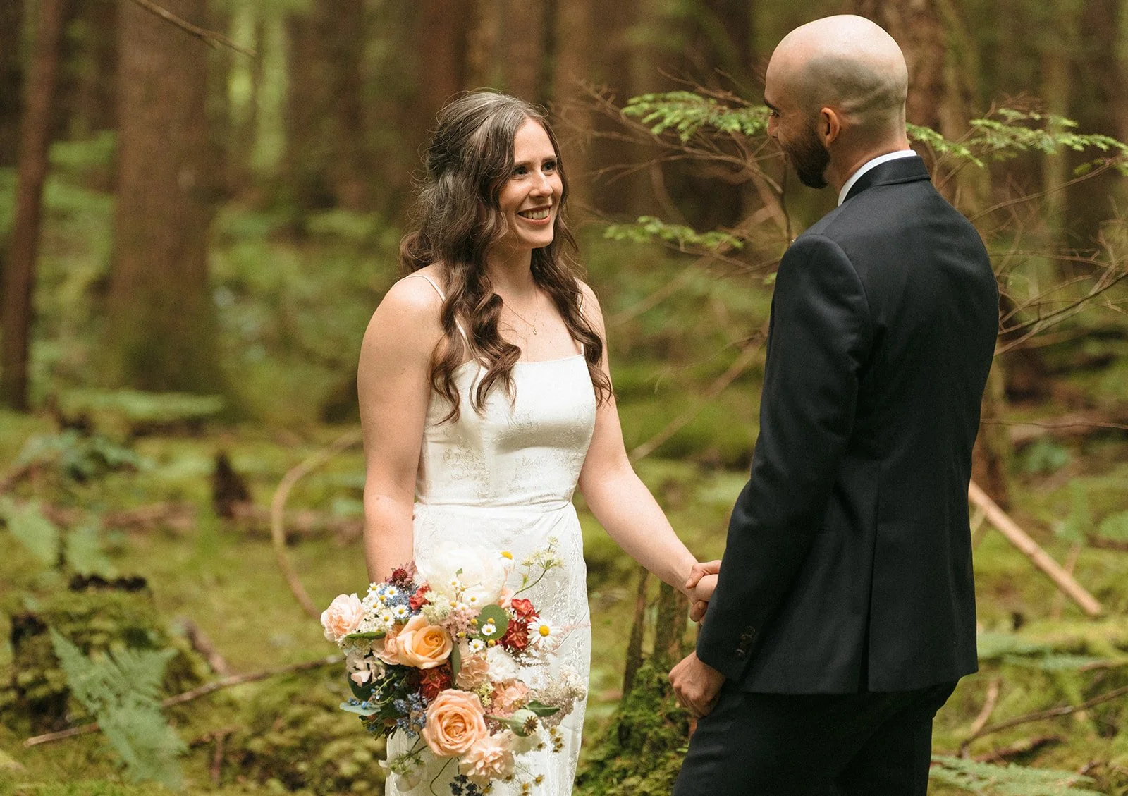 Elopement package for A+C 🧡
They shared their private vows in the forest, just the two of them... 🌲To facilitate their first look + private vows, I picked the bride up, and we headed to the forest where her groom was waiting. 
Then we went to a bea
