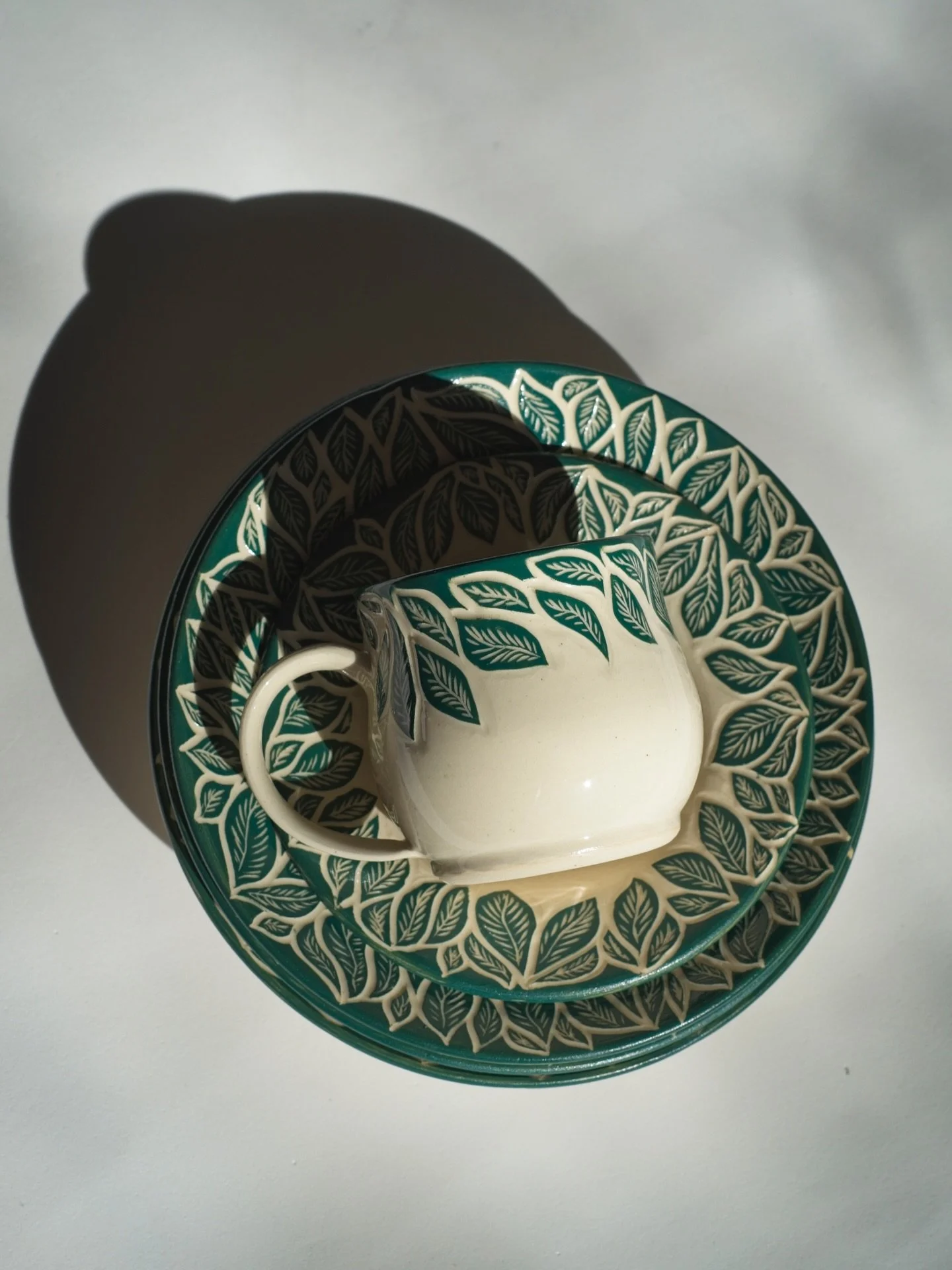 Just some hand-carved pots playing with the shadows 🍃☀️