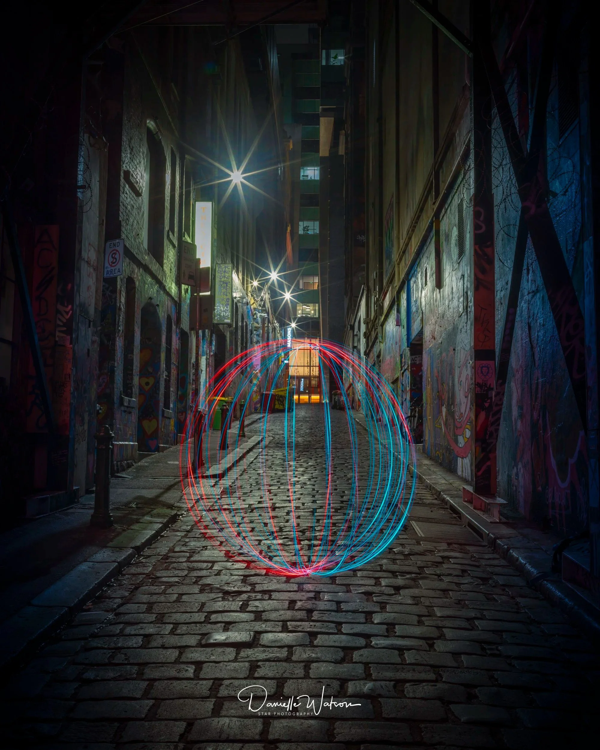 Night photography settings for the city: trails and lanes