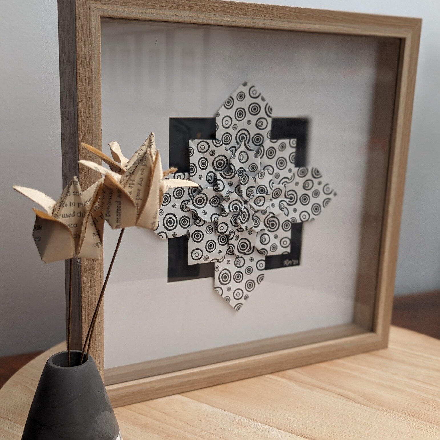This hydrangea origami piece is folded from one single sheet of paper.  It is ready for the wall or for sitting on a shelf/desk.

Perfect gift for a loved one or yourself.

 #decor #artbyreharn #homedecor #tasmania #Australia #paper #origami #flowers