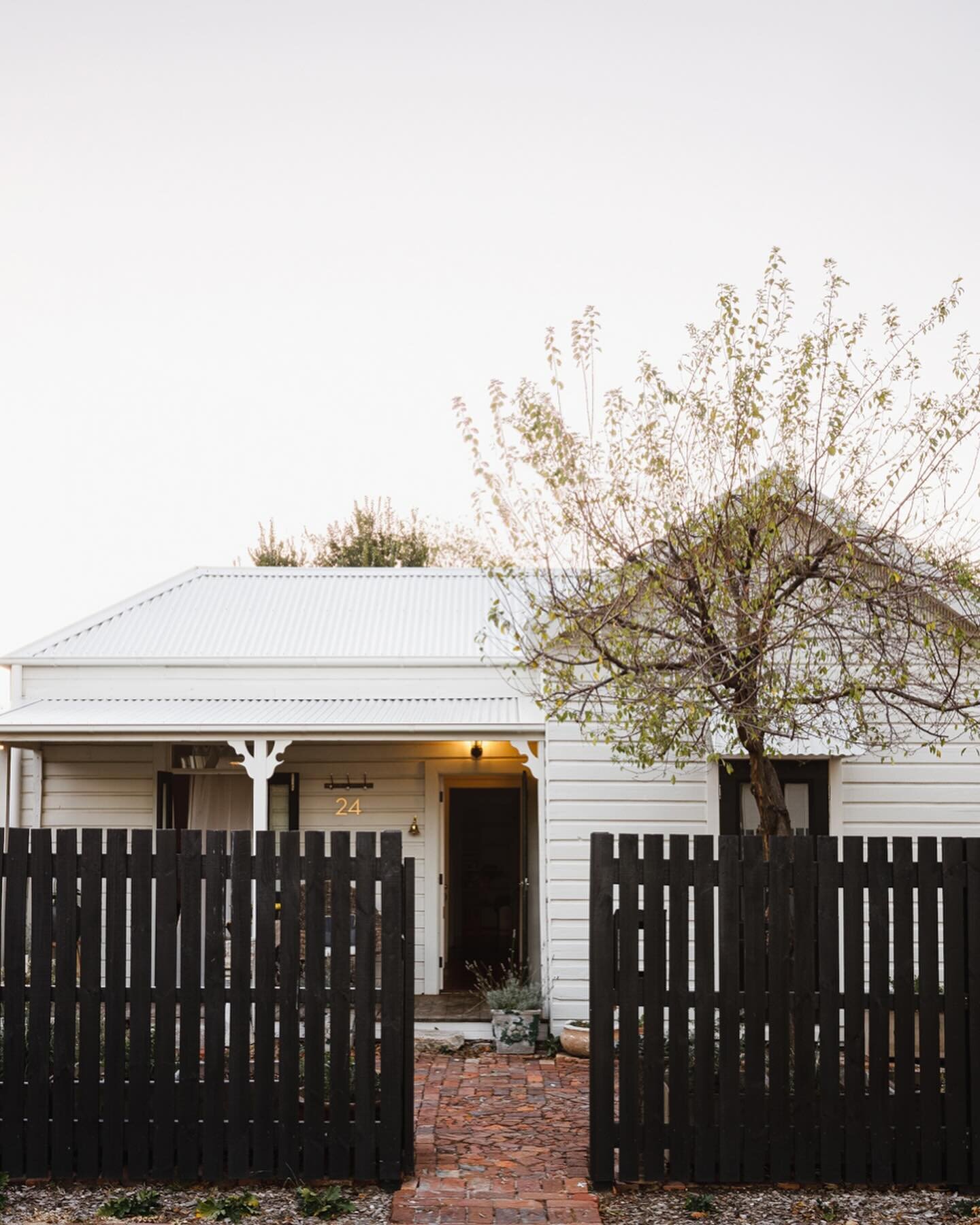 Say hello to La&rsquo;Loft, a 1900s workers cottage I fell absolutely in love with. 

-

#canonaustralia #canonANZpro #mudgee #holidayherethisyear #countryliving #coescape #airbnbaustralia #australianarchitecture