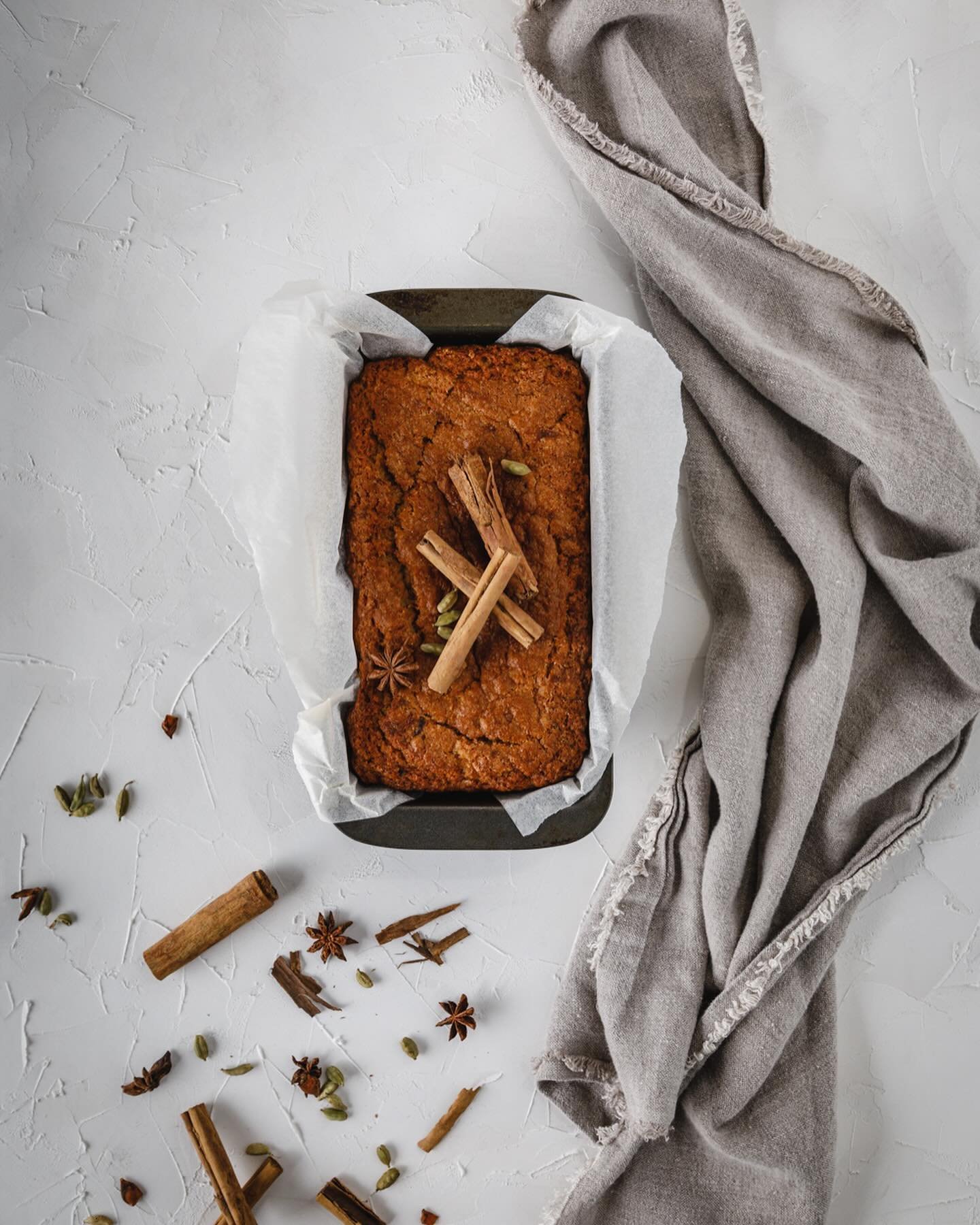 These brisk autumn days have had me craving this spiced banana bread by chef @tenilleevans loaded up with a shit load of butter, of course.