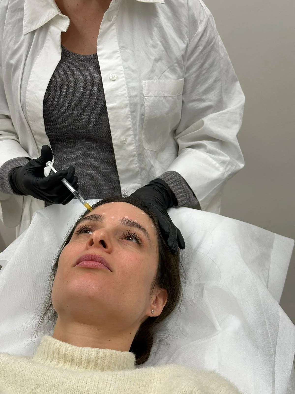 הליך הזרקת בוטוקס למצח במרפאה לאסתטיקה רפואית בירושלים – טיפול מקצועי להחלקת קמטי הבעה"