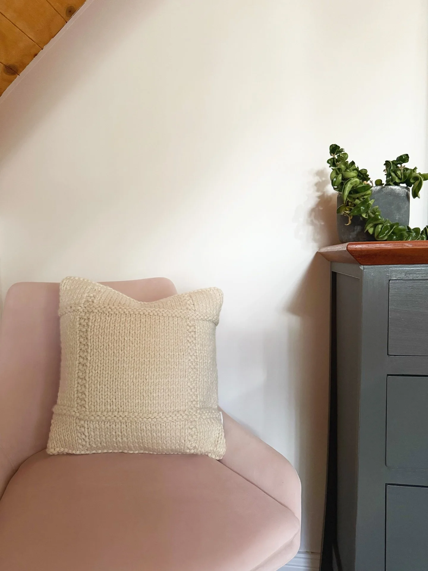 After some generous love at last weekend&rsquo;s markets, I&rsquo;m down to my last two of this little beauty. Hand knitted by yours truly! (Swipe to the video!)

If you want this cutie in your life now is your last chance! 🤍

#bl&aring;r&auml;venst