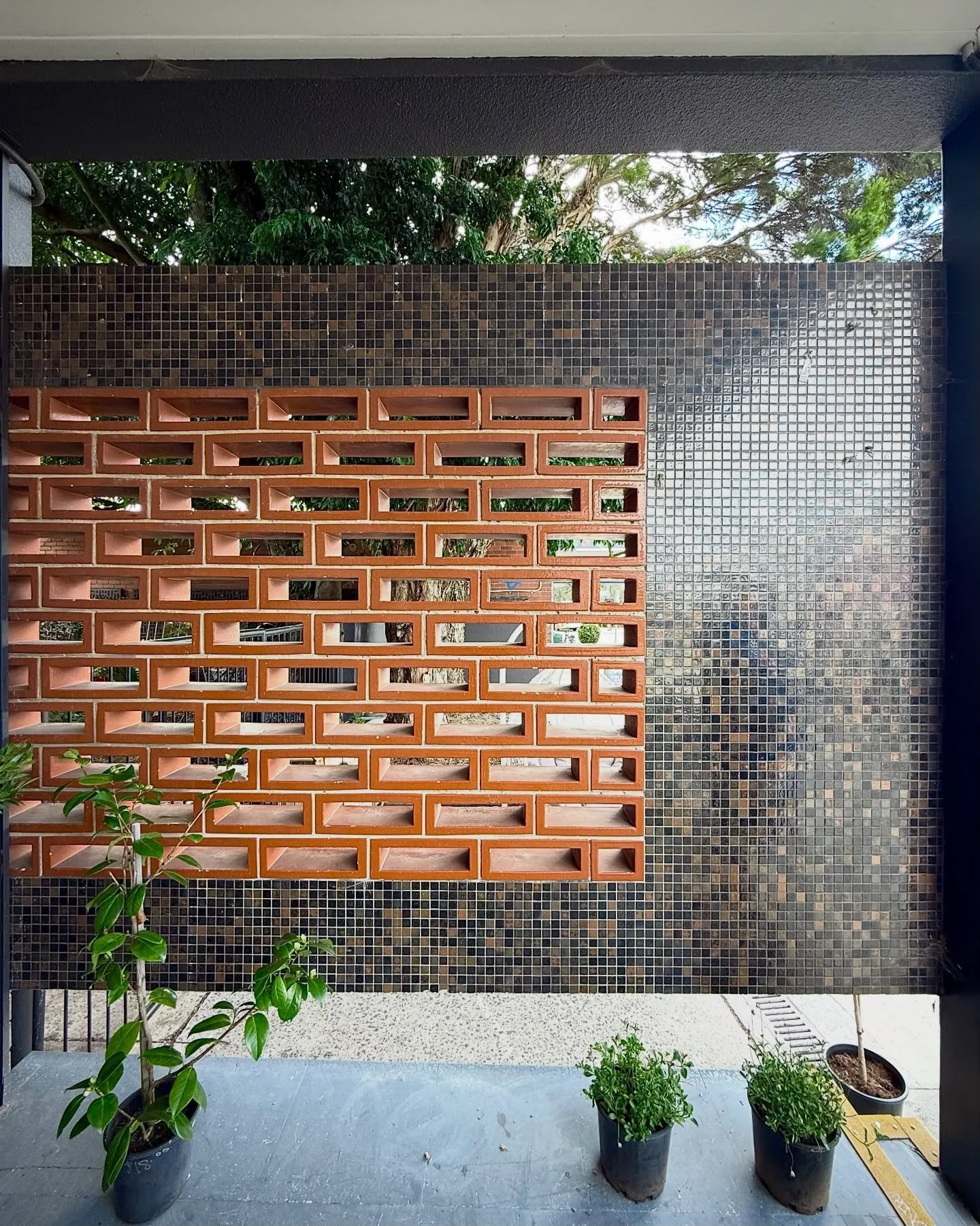 Spotted whilst out on a wander&hellip; this little gem has no business being just a wall of a thrift store! The brickwork, the tile detailing, the colour palette&hellip; It all begs to be shared here 🤍
