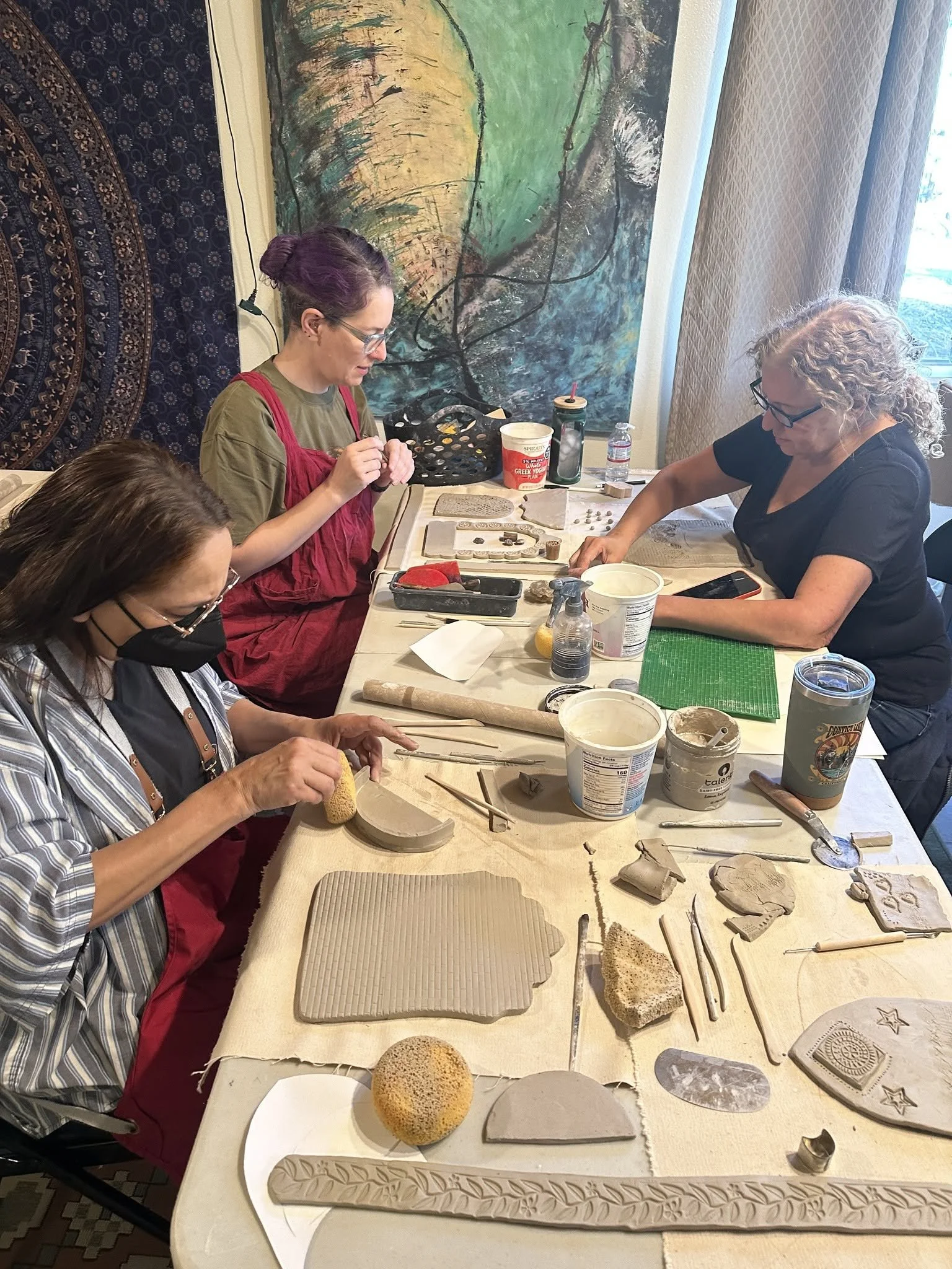 Slab building altars with clay.