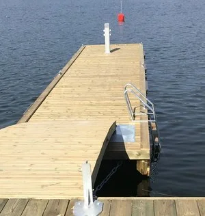 Rör för el och vatten på flytbrygga