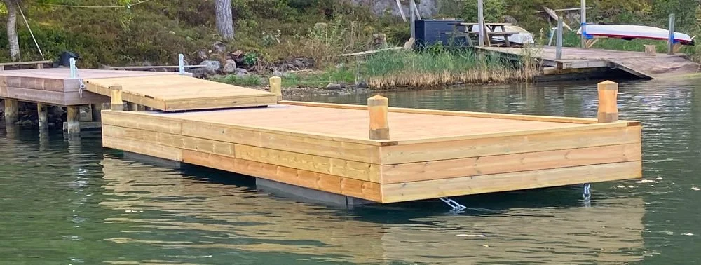 8 meter träinklädd träbetongbrygga med pollare