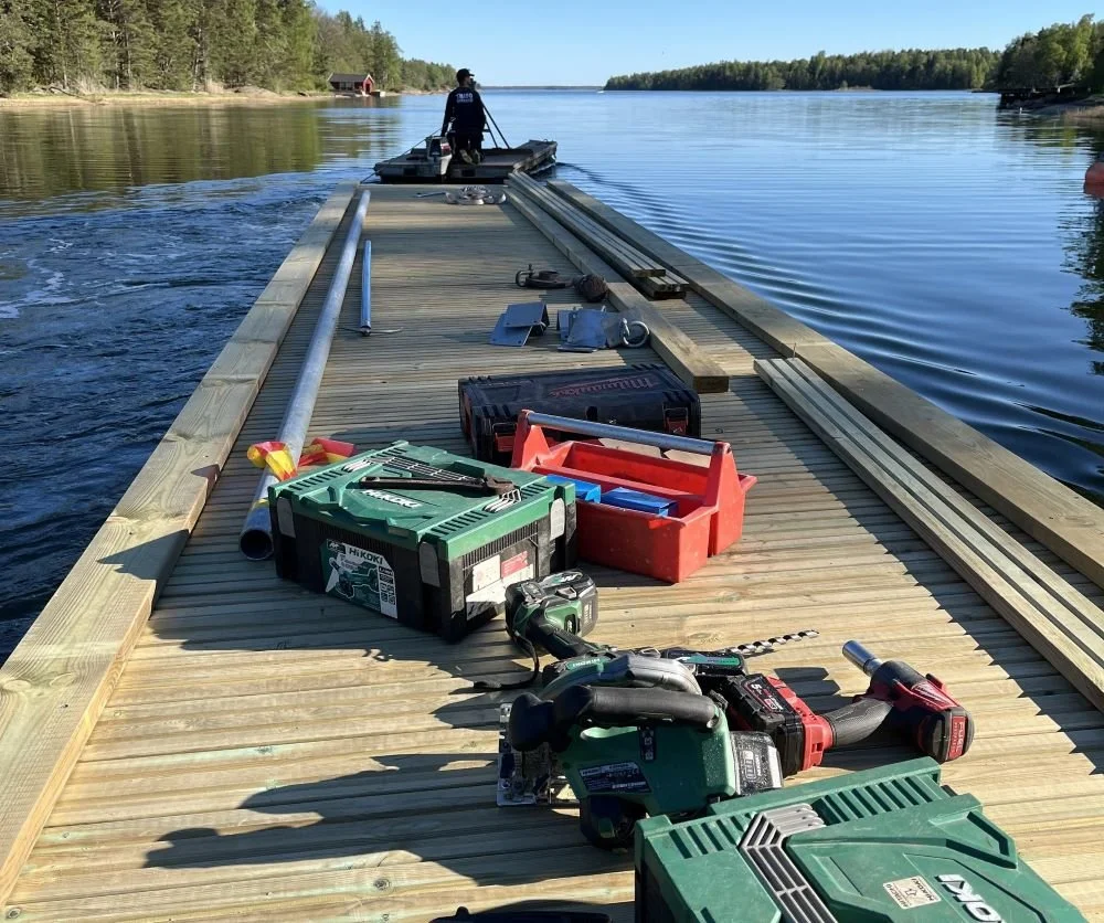 Bogsering av flytbrygga till kunden