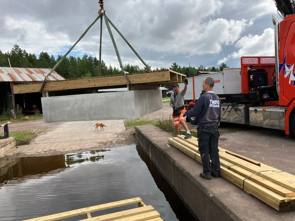 Sjösättning av flytbrygga från kranbil