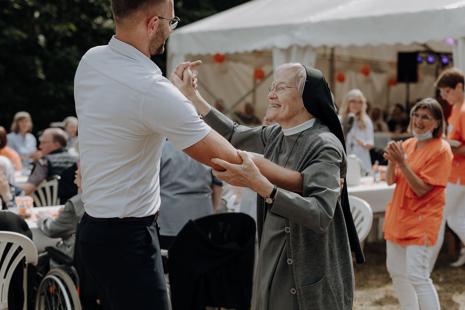 Ulrich Zerhusen tanzt beim Sommerfest einer Pflegeeinrichtung mit einer Ordensschwester und zeigt persönliche Nähe zur Pflege