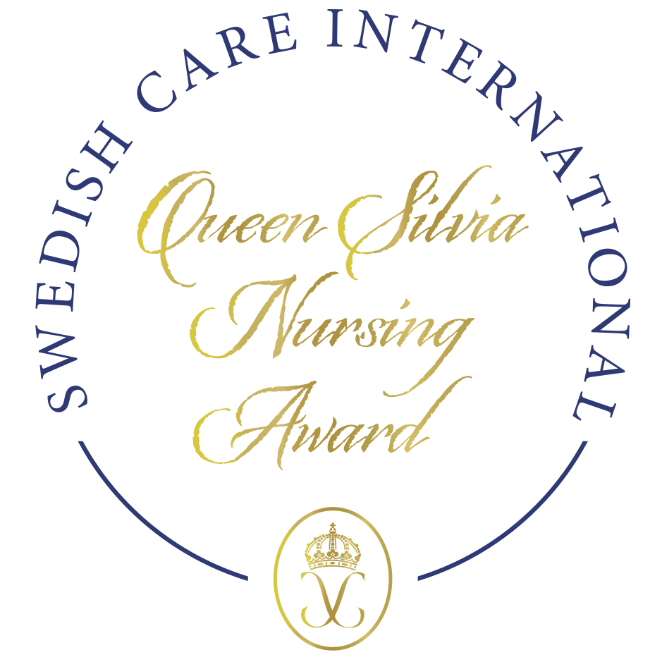 Logo der Swedish Care International mit dem Schriftzug 'Queen Silvia Nursing Award' in künstlerischer Schrift, umgeben von einem Kreis und einem königlichen Emblem.