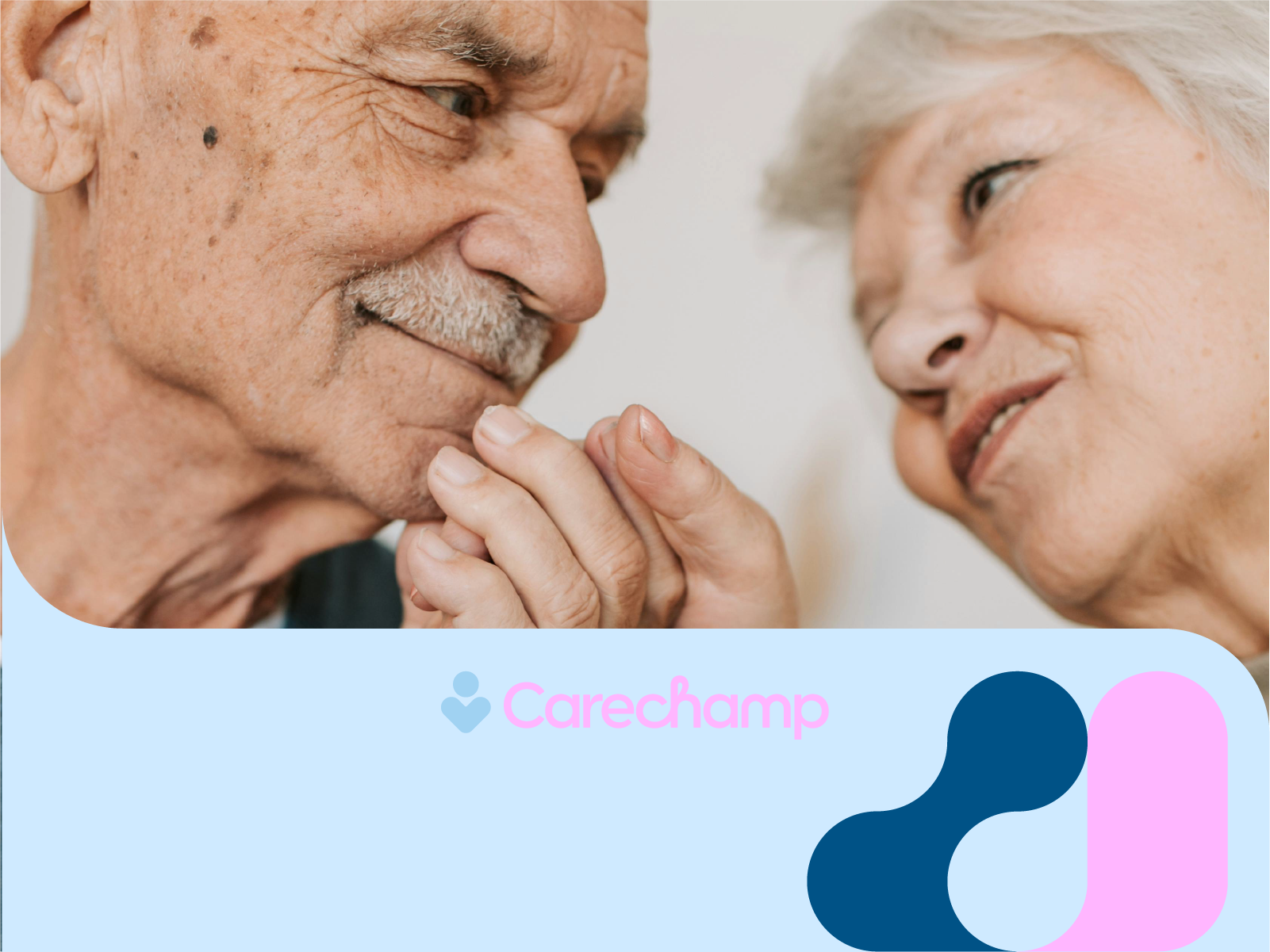 Älteres Paar schaut sich liebevoll an, Carechamp Logo und Design-Elemente unten.