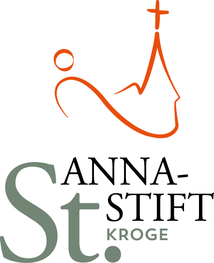 Logo des St.-Anna-Stift Kroge mit stilisiertem Kreuz und Kirchenumriss in Orange.