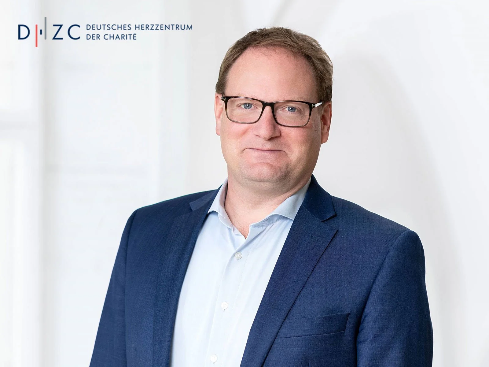 Sebastian Dienst von der DHZC, Testimonial und Referenzgeber, im professionellen Business-Porträt