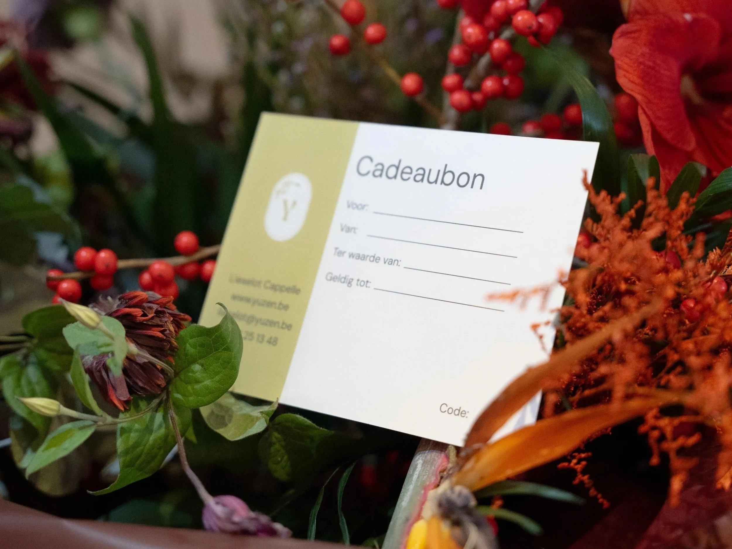 Cadeaubon tussen bloemen en bessen.
