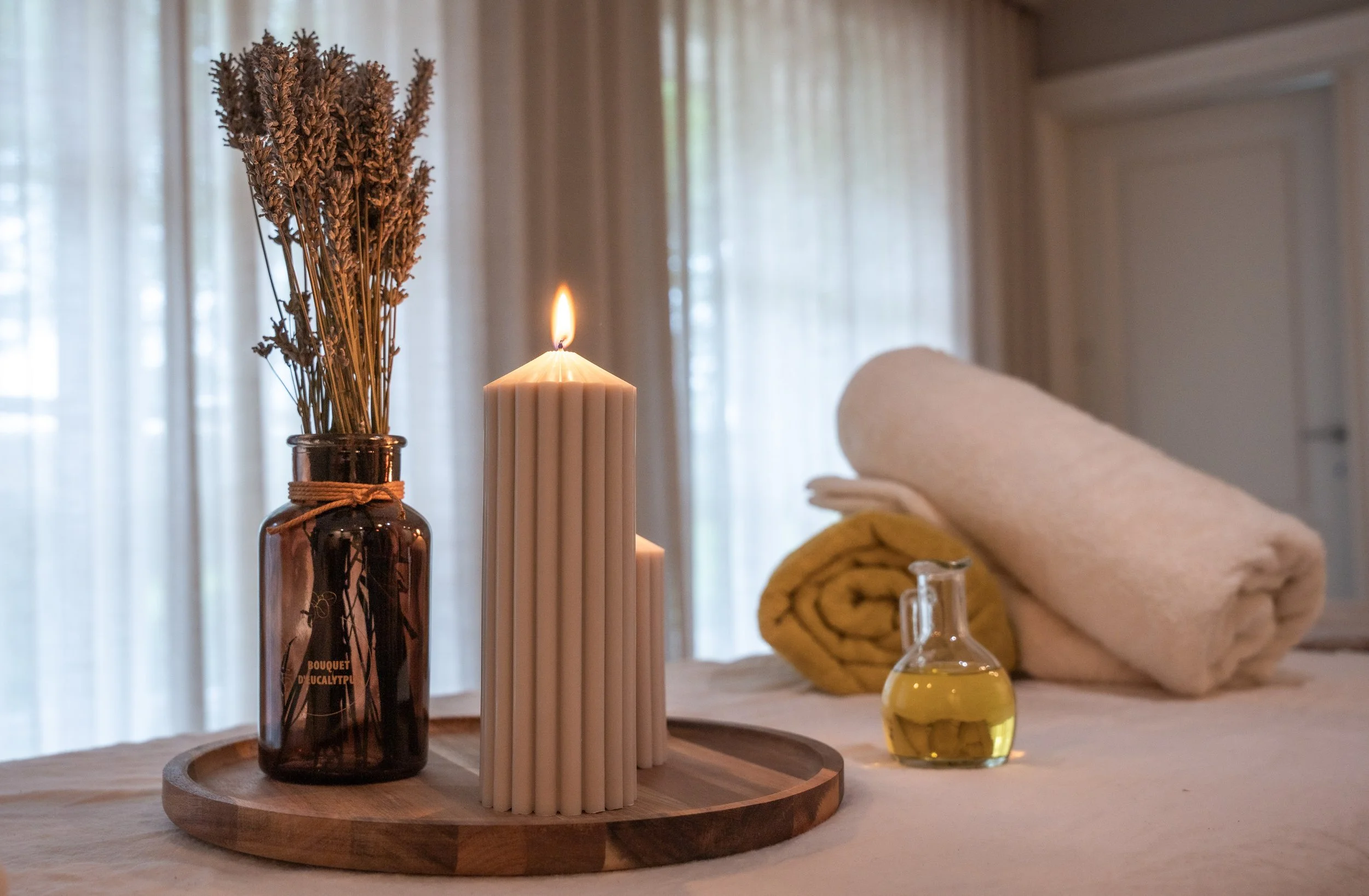 Massagetafel klaargemaakt voor een massage aan huis.