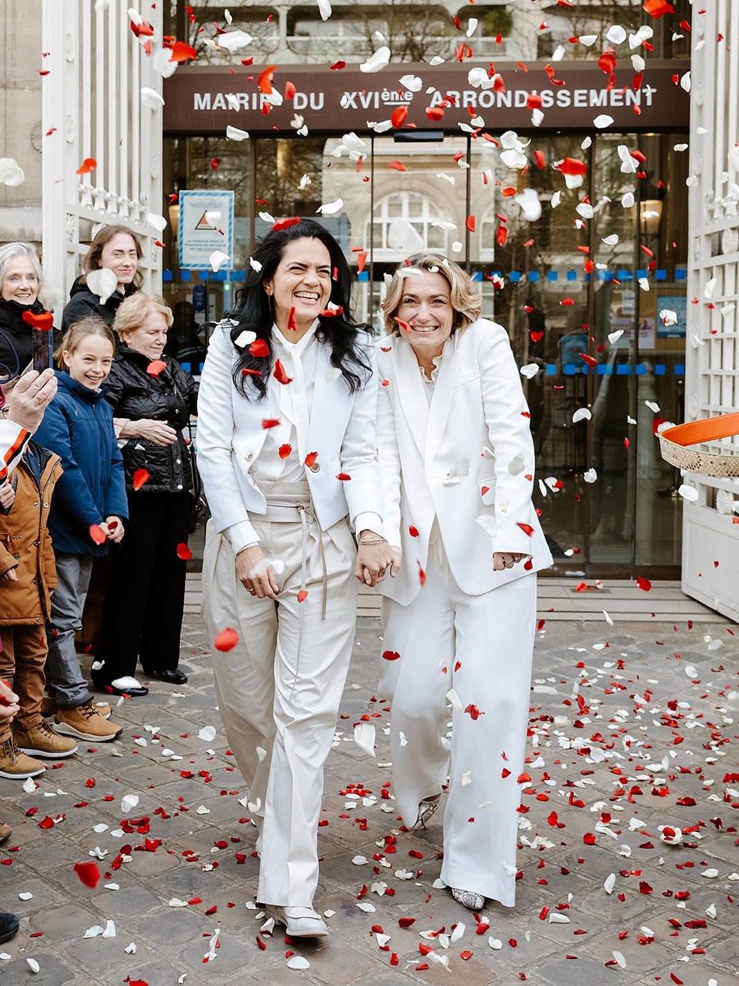 I just love the energy and warmth of a Paris winter wedding ❤️

Photographer: @lagantweddings 
Venue: @rooftopgrenelle 
Wedding planner: @ciel.mon.amour 

📷Paris wedding photographer 

#parisweddingphotographer #louvreweddingphotos #destinationweddi
