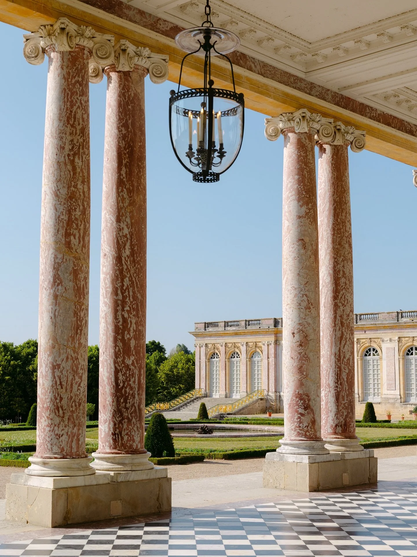Lingering in the last whispers of summer at the Queen&rsquo;s Hamlet in the Ch&acirc;teau de Versailles. Enchanted by its timeless beauty and serenity, it was an absolute delight to capture this fairytale scenery through my lens. ✨

#Versailles #Chat