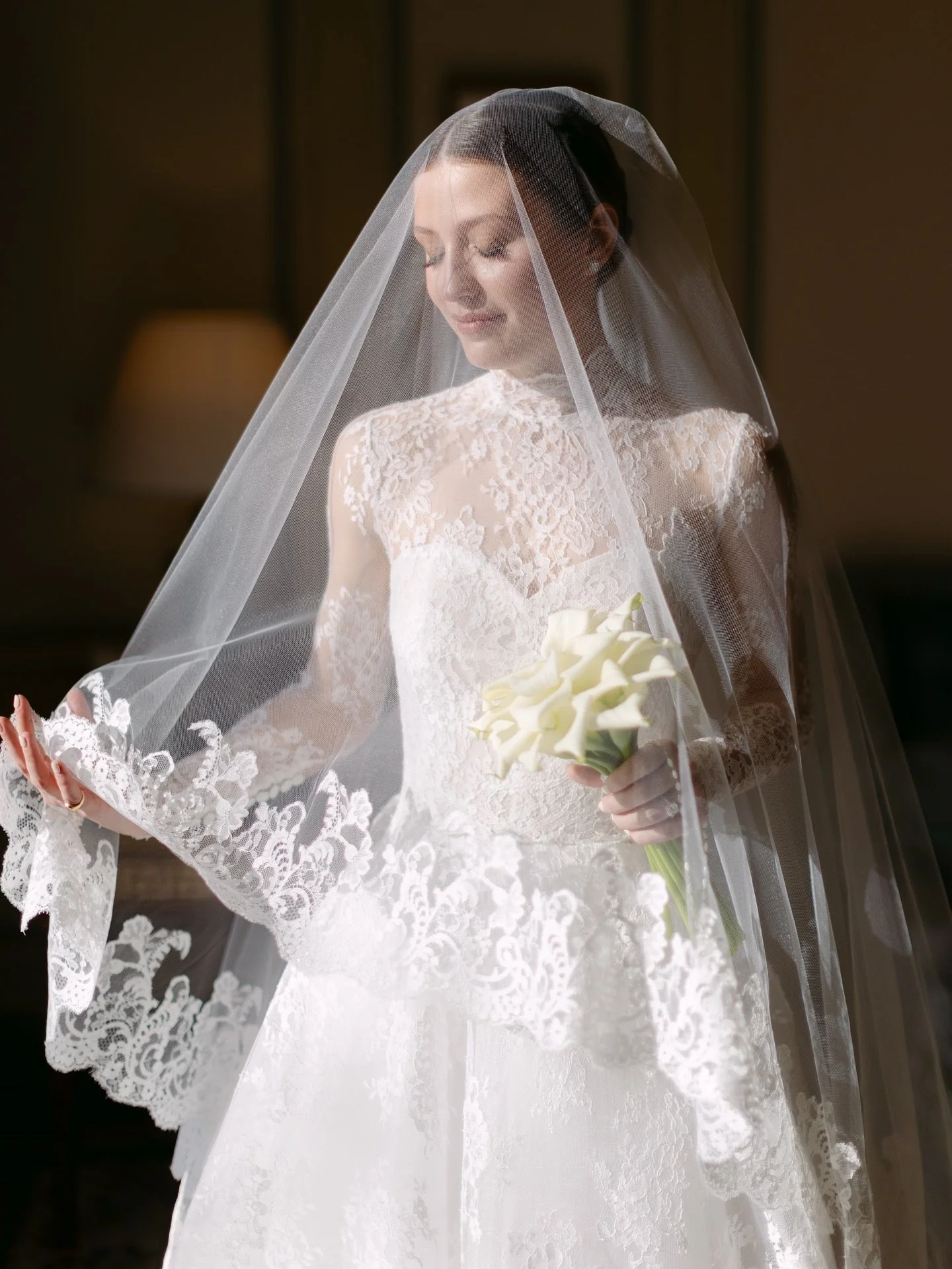 Morning light at the Ritz Paris, where this elegant bride got ready for her wedding in Paris.
A soft veil, natural light and timeless beauty, everything I love to capture as a Paris wedding photographer. ✨

I was second photographer at this wedding f