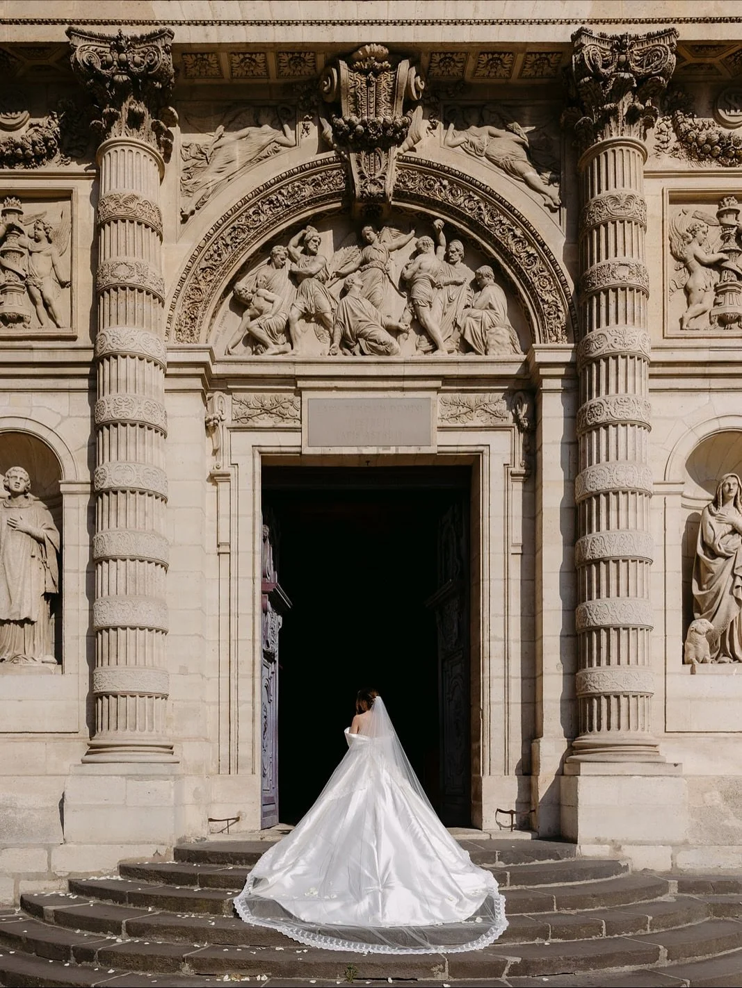 ✨ Highlights from this romantic wedding in Paris.
The ceremony took place in the incredible &Eacute;glise Saint-&Eacute;tienne-du-Mont, with its truly unique architecture, followed by an intimate reception at the iconic Maison des Polytechniciens, a 