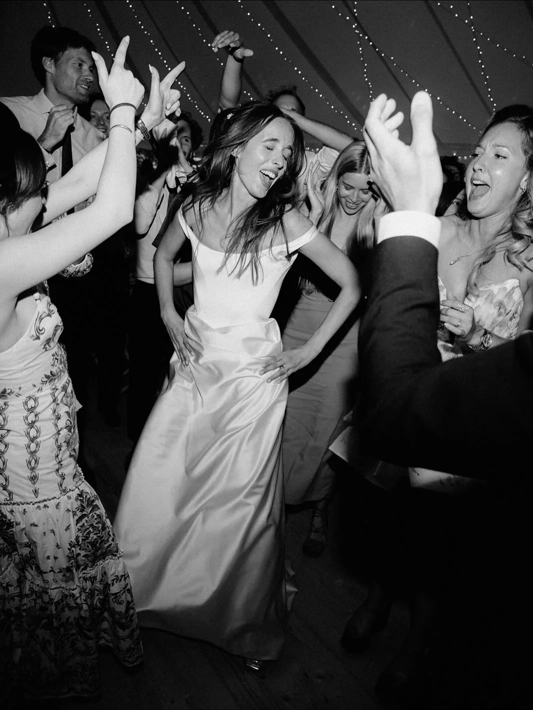 The wedding dancefloor is where the magic happens. Whether it&rsquo;s a Paris wedding reception or a Loire Valley celebration, I love those moments when no guest can stay seated, and when joy takes over the room. 💃🏻

Wedding dress: @viviennewestwoo