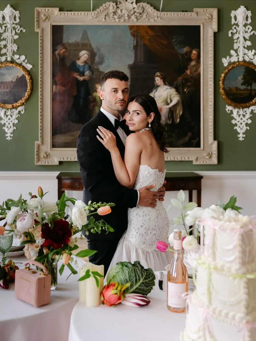 Getting married in a London museum is such a refined and unique choice, perfect for couples who love art, history and timeless beauty. The venue itself becomes a central character in the wedding, elevating the celebration with its cultural aura and s
